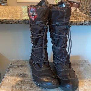 Panay snow boots gently worn with slight toe scuffing